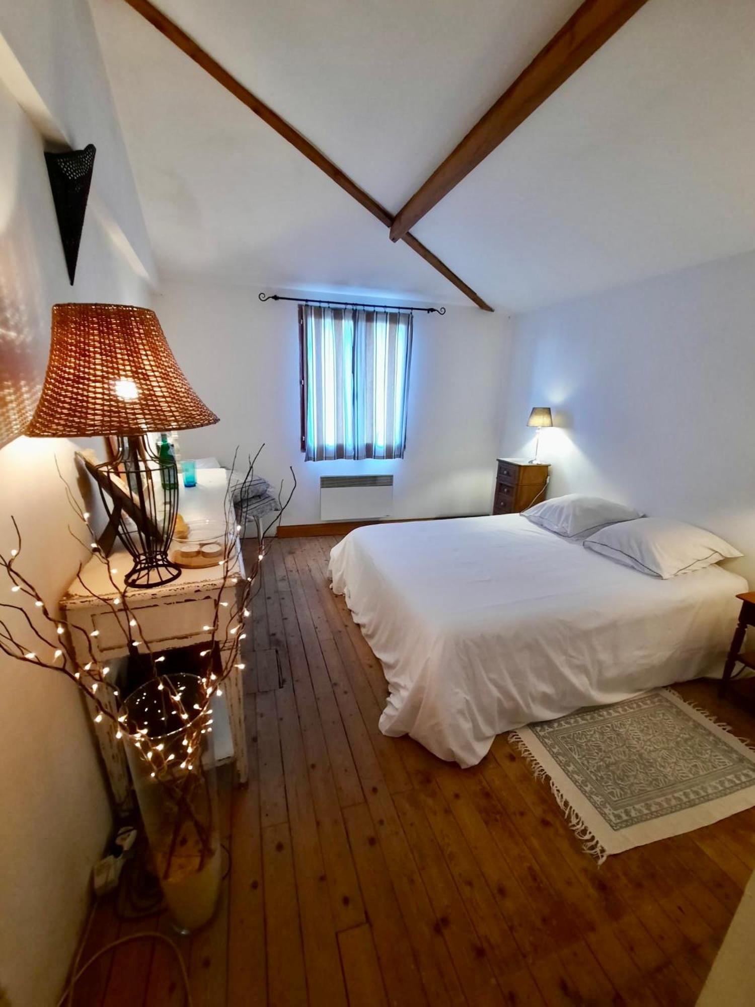 Bed and Breakfast Pierres Et Jardins Санліс Екстер'єр фото