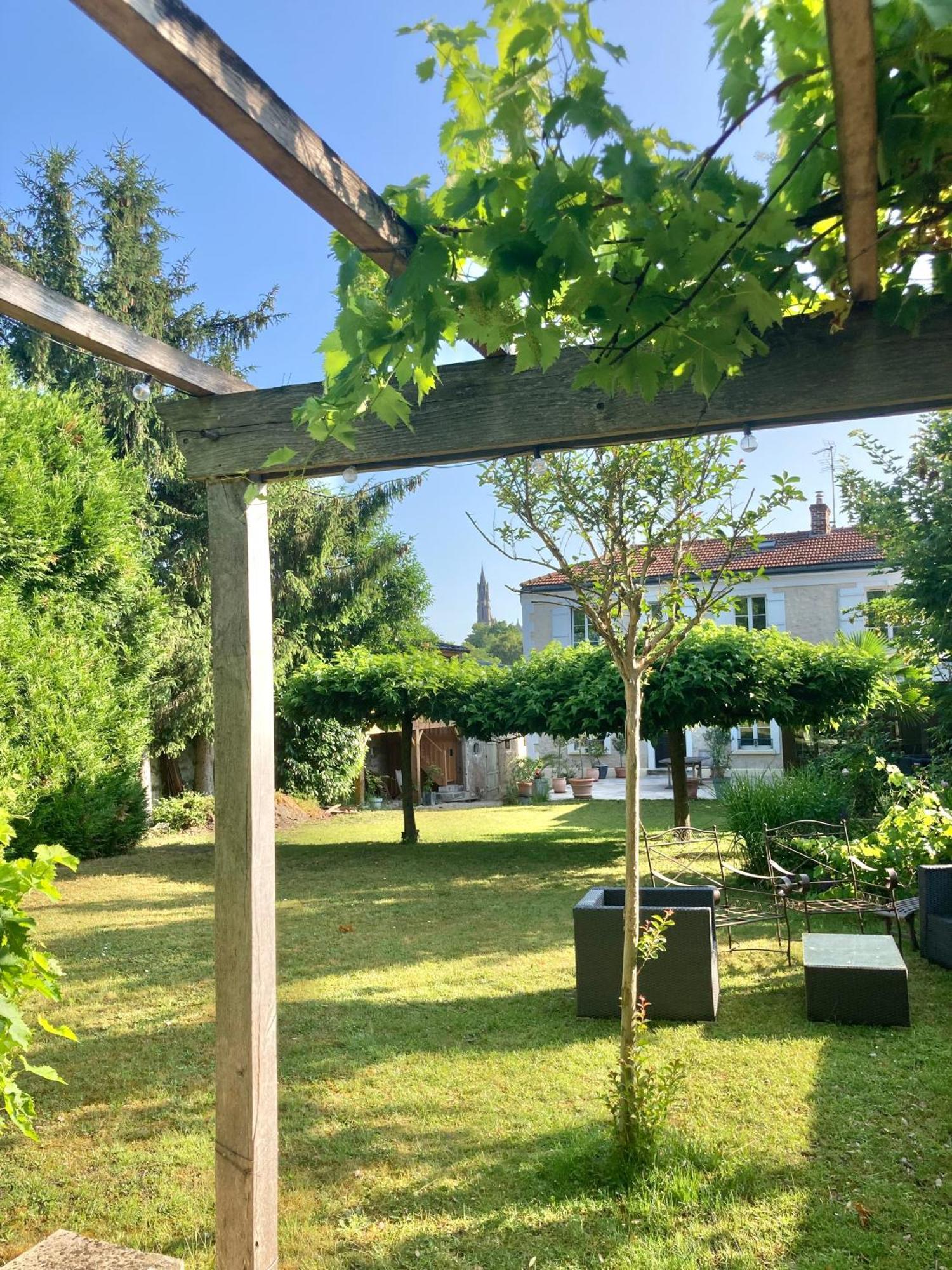 Bed and Breakfast Pierres Et Jardins Санліс Екстер'єр фото